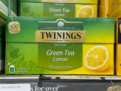 Lemon-flavoured green tea individually packaged in paper bags to seal in freshness.