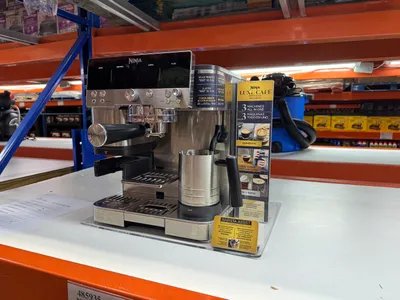 An espresso machine by the popular kitchen appliance manufacturer Ninja. It has a built in grinder, weight-based dosing and hands-free frothing.