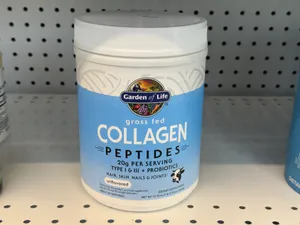 Unflavoured collagen peptide powder with type I, II, and III collagen. Probiotics included.