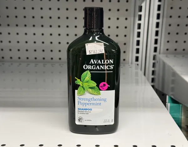 Peppermint shampoo designed to improve the bounce of brittle hair.